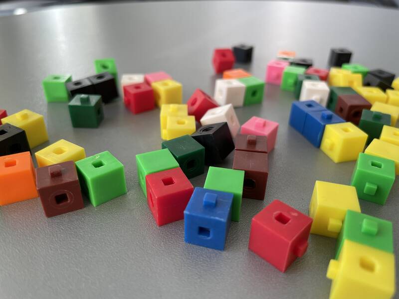 unterschiedlich farbige Spielzeug-Bausteine