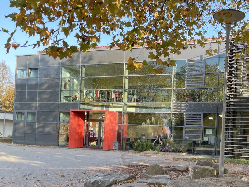 Blick auf das GS-Gebäude im Herbst