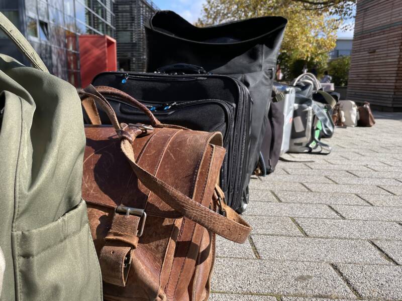 Schultaschen stehen aneinandergereiht im Schulhof