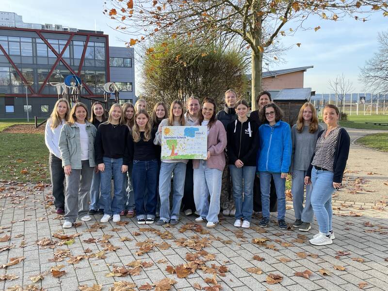 Gruppenfotoo mit Übergabescheck